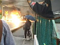 東武東上線の踏み切りで送電線に接触したトラックが爆発炎上事故の映像が撮影されていた。