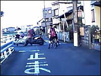 狭い道で「止まれ」の標識を無視した女子高生とスクーターの接触事故の瞬間。