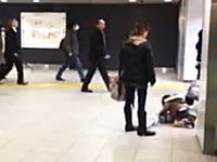 児童虐待。渋谷駅で子供を蹴り飛ばす母親の姿が撮影されて話題になっている。