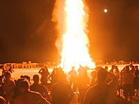 アメリカで高さ30メートル以上ある超巨大な焚火に飛び込んだ男が死亡。そのビデオ。