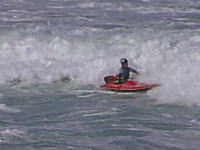 あっぶな！海でカヤックに乗っていた女性が波に押されて消波岩に激突(@_@;)