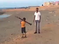 小さなお子様にRPG（本物）を撃たせてみた動画。これで一人前の男だHAHAHA