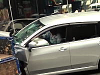大阪・御堂筋で車が暴走し3名を怪我させた事故の直後の映像が発掘される。車内には加害者の姿も。