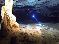 綺麗だけど怖いケイブダイビング。メキシコの水中洞窟に潜るGoPro動画。
