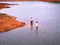ため池で遊んでいた二人の女の子が深みにはまって溺死してしまう一部始終をカメラが捉えていた