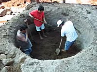 井戸はこうして作られる。スコップだけで大きな穴を掘って井戸を作る男たちの作業風景