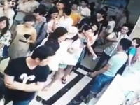 中国でフルボッコ。切符売り場の列でボコられた男性がフラフラに。怖すぎ(@_@;)
