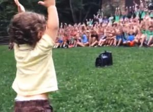 1歳ちょっとの赤ちゃんの仕草を全力で真似る大人500人。ほのぼの動画。