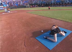 無駄にセクシーｗｗｗ台湾野球の始球式が人気に。脱ぐのかよｗｗｗｗｗ