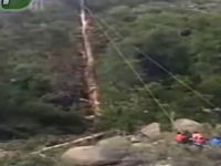 巨木の伐採で倒れる方向に逃げてしまった作業員が直撃を受けてしまう事故の映像。