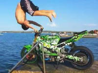 リスキーすぎる挑戦。チキンレース的にバイクに乗って海に飛び込む男性のビデオ。