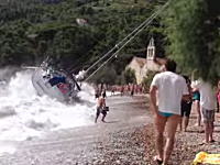 座礁して海水浴客たちの前でビーチに打ち上げられる悲しきヨットさん動画。