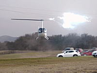 着陸間際のヘリコプターのローターが送電線と接触して危なかった動画。