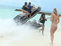 ビーチに水上バイクが突っ込んできて事故ってジャンプ。これは危ないすぎるだろ。