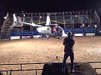 ロデオ会場でカウボーイの入場方法がデンジャラス。狭い会場でアクロバット飛行。