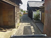 外国人が日本の狭い道に車で迷い込んでみた動画。愛知県の田舎町迷宮。