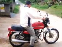 ブラジルの瓦屋さんが考えたバイクの活用方法。HONDAのバイクっぽい？？