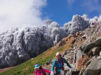 御嶽山の噴火に巻き込まれた登山客が撮影していたビデオ。これはなかなか凄い。