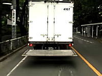 パワーゲートを下ろしたまま走るトラック。これは危ないんじゃね？ドラレコ動画。