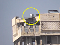 シリア政府軍の建物を攻撃していたら移動する不思議な兵器がでてきた動画。