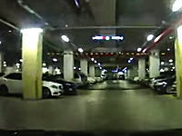 駐車場でヒュンダイ・ソナタが急加速して猛スピードで突っ込む恐ろしい映像が投稿される。