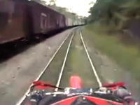 オフロードバイクで線路ツーリングしていたらカーブの向こうから電車がやってきた。