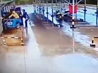 バイクの急加速問題？駐輪場でサイドカーが暴走して大変な事になっている動画。