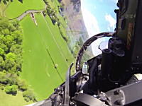 渓谷地帯を低空飛行するユーロファイタータイフーンのコクピットから。Mach Loop