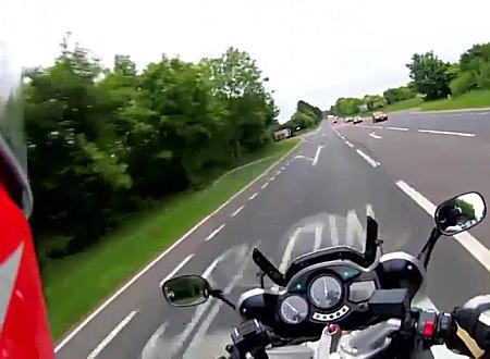 「この事故で息子は命を落とした」母親が息子のバイク事故の車載動画を公開する。