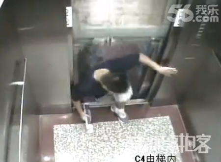 こんなの恐ろしすぎる。エレベーターが突然動き出し乗り込もうとしていた男性が壁と箱との間に挟まれて亡くなった事故の映像。