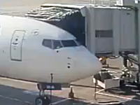 なにが起きた動画。搭乗待ち中のデルタ航空機が浮き上がってしまう事故の映像