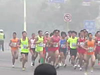 最悪レベルの大気汚染のなか結構された北京国際マラソンｗｗｗマスクして走るｗ