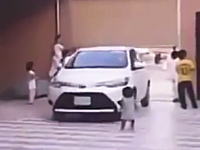 駐車場の悲劇。小さな女の子が帰ってきた車にゆっくりと轢かれてしまう衝撃映像。
