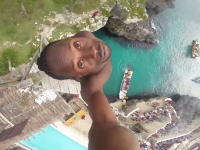 崖飛込みのさらに上。約30メートルの高さから海に飛び込む男のGoPro動画。玉ひゅん。