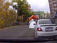 えええ？これはひどロシア。ロシアでは車が道路に飲みこまれる事があるらしい。