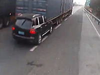 気付かないものなのか。中国で後部に車がぶっ刺さったまま走り続けるトラックが撮影される