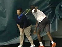 テニスで珍しい失格映像。イラついて投げたラケットが線審に当たり失格に。