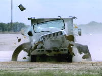 強いｗｗｗ世界最強の車止めガードができた動画。時速80キロでトラックが突っ込んでもびくともしない。