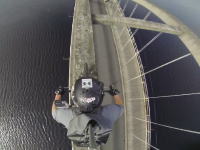 これは登りたくなるかもしれない。橋のアーチの上をバイクで渡ってみた動画。