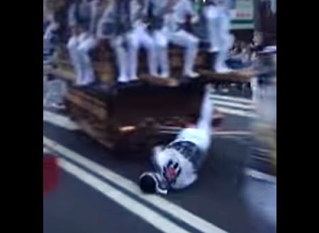 あっぶねえ！泉大津だんじり祭りで地車（だんじり）に轢かれかけた男性。