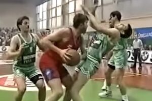 自分のプレイに苛立ってポールに頭突きした選手。脊髄を損傷して車イス生活に。