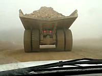 採石場などで働くKOMATSUの超デカいダンプトラックがスピンしたらこんな感じ。