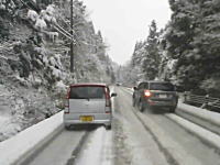 雪道の恐怖。岐阜の雪道でコントロールを失い対向車と衝突したドライブレコーダー