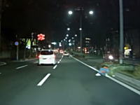 福岡市内の3車線ある道路の一番右で人が寝ていた車載。これは良くみないとゴミかと思うなｗ