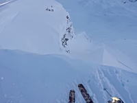 覗き込むのも躊躇するような絶壁。ほぼ垂直の崖からスキーで滑り下りるガクブル動画。