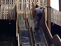 使用禁止にはわけがあるｗｗｗ閉鎖された滑り台で遊ぼうとした男がｗｗｗｗ