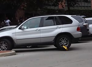 駐禁に納得できなかった女性の驚きの行動。これあとで修理費の方が高く・・・。