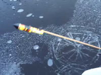 それにしてもこの威力よｗｗｗ凍った湖の氷の下でロケット花火を発射するとこうなる動画。