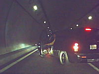 今日のDQNドラレコ。高速道路のトンネル入り口で斜めに止めて車線をふさぐ車