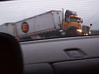 高速道路の事故現場でハザードを出して停止していたら後ろから巨大なトラックがあああ！